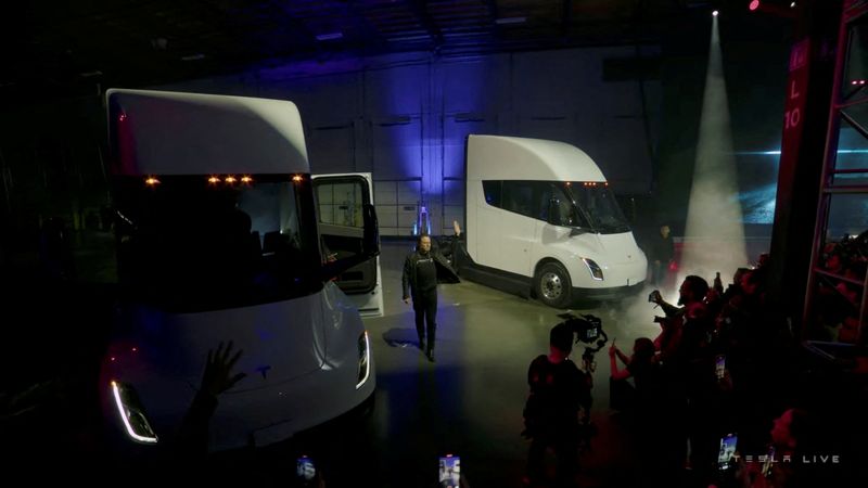 &copy; Reuters. Presidente-executivo da Tesla, Elon Musk, acena perto de caminhões elétricos Semi durante uma apresentação ao vivo em Nevada, EUA. 01/12/2022. Imagem obtida de vídeo. Tesla/Handout via REUTERS