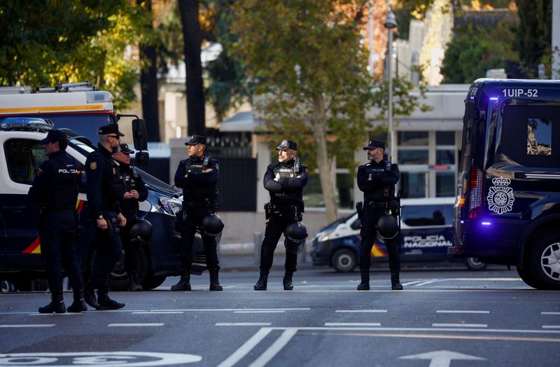 &copy; Reuters. FOTO DE ARCHIVO. Imagen referencial de agentes de policía frente a la Embajada de Estados Unidos en Madrid, España. 1 de diciembre de 2022. REUTERS/Juan Medina