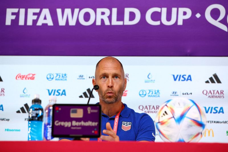 &copy; Reuters. Dic 2, 2022
Foto el viernes del DT de EEUU Gregg Berhalter en rueda de prensa 
REUTERS/Gareth Bumstead