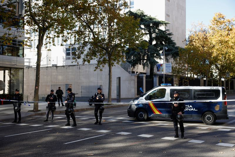 &copy; Reuters. أفراد من قوات الأمن الإسبانية خارج السفارة الأوكرانية في مدريد يوم الجمعة. تصوير: خوان مدينا - رويترز. 