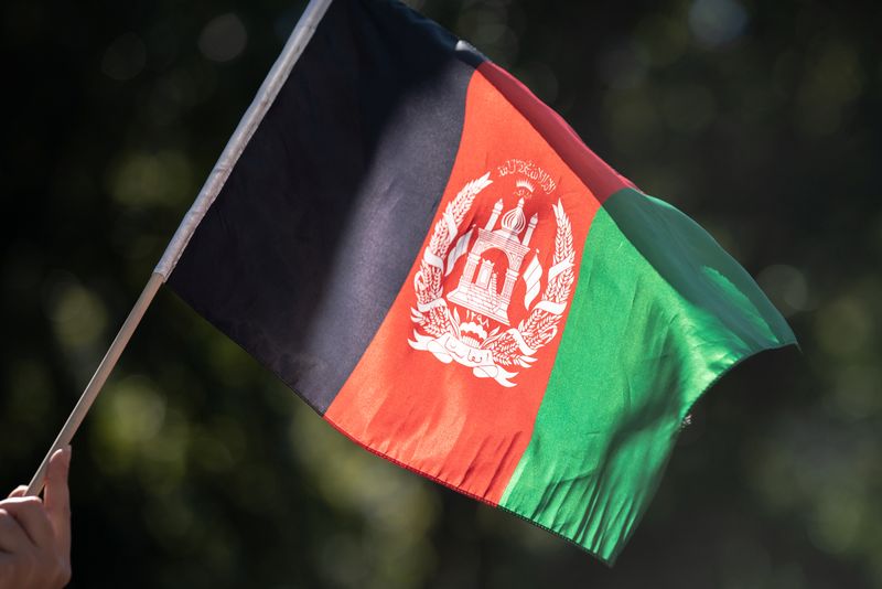 &copy; Reuters. Un drapeau afghan devant le siège des Nations Unies à New York, États-Unis. /Photo prise le 25 septembre 2021/REUTERS/Jeenah Moon