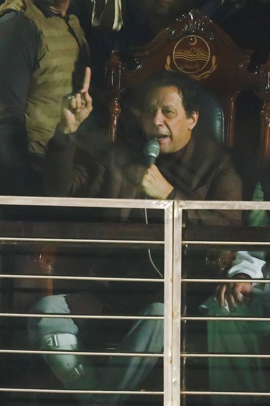 &copy; Reuters. رئيس الوزراء الباكستاني الأسبق عمران خان خلال خطاب لمؤيديه في مدينة روالبندي بباكستان يوم 26 نوفمبر تشرين الثاني 2022. تصوير:  أختر سومرو - رويت
