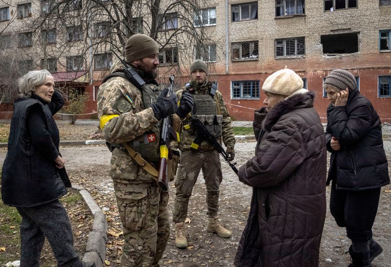 © Reuters. جنديان أوكرانيان في خيرسون يوم الخميس. تصوير: آنا فويتنكو - رويترز. 