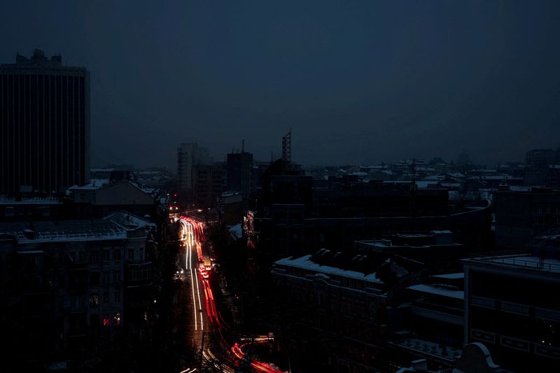 &copy; Reuters. مشهد يظهر يظهر انقطاع الكهرباء في كييف بعد أن تعرضت بنية تحتية مدنية حيوية لهجمات صاروخية روسية في 23 نوفمبر تشرين الثاني 2022. تصوير: فلاديسلا