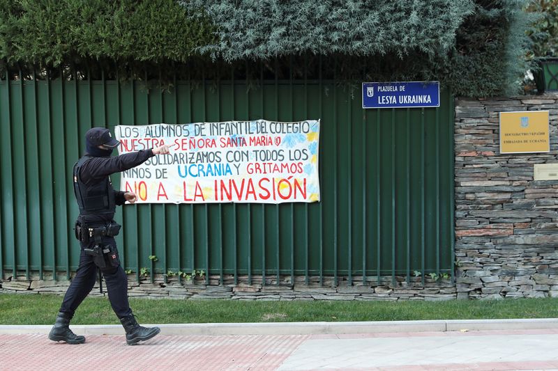 © Reuters. A police officer points, outside the Ukrainian embassy in Madrid after a bloody package arrived at the embassy, in the wake of several letter bombs arriving at targets connected to Spanish support of Ukraine, amidst Russia’s invasion of Ukraine, in Madrid, Spain December 2, 2022. REUTERS/Violeta Santos Moura