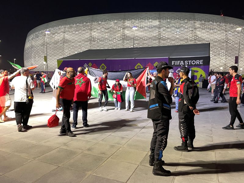 &copy; Reuters. Aficionados sostienen una bandera de Palestina a las afueras del estadio Al Thumama, durante la Copa Mundial de Qatar 2022, en Doha, Qatar, 1 de diciembre de 2022. REUTERS/Charlotte Bruneau