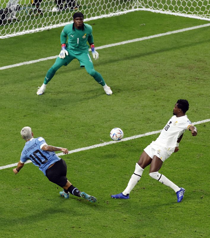 &copy; Reuters. أرسكايتا يحرز الهدف الثاني لأوروجواي في شباك غانا بكأس العالم لكرة القدم في قطر يوم الجمعة. تصوير: ألبرت خيا - رويترز. 