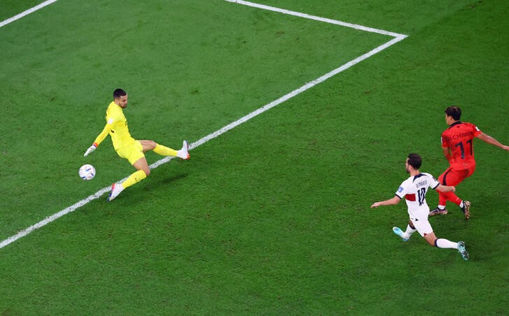 &copy; Reuters. Dic 2, 2022 
Foto del viernes del surcoreano Hwang Hee-chan marcando el gol del triunfo ante Portugal 
REUTERS/Fabrizio Bensch