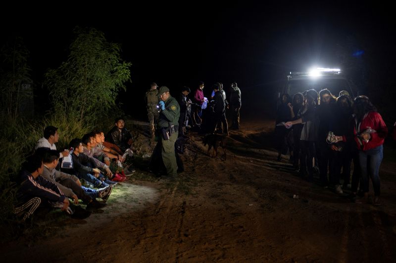 &copy; Reuters. FILE PHOTO: Border patrol agents process asylum seeking migrants from Central America who were smuggled from Mexico into Roma, Texas, U.S., November 6, 2022.  REUTERS/Adrees Latif/File Photo
