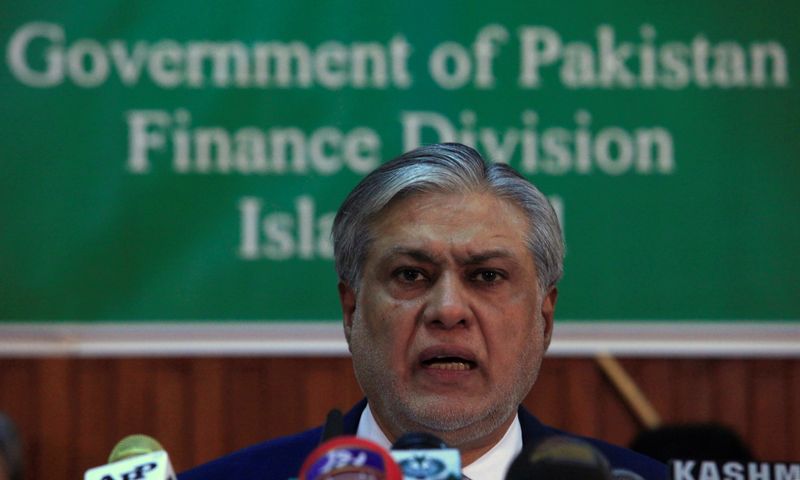 &copy; Reuters. FILE PHOTO: Pakistan's Finance Minister Ishaq Dar speaks during a news conference to announce the economic survey of fiscal year 2016-2017, in Islamabad, Pakistan, May 25, 2017. REUTERS/Faisal Mahmood