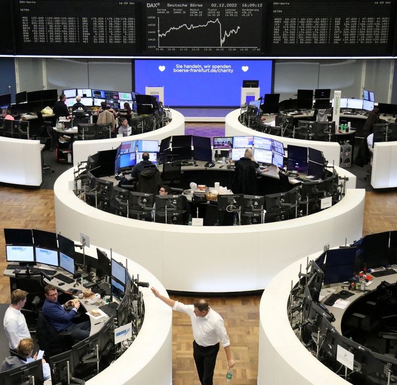 &copy; Reuters. شاشة تعرض بيانات من مؤشر داكس الألماني ببورصة فرانكفورت يوم الجمعة. تصوير رويترز. 