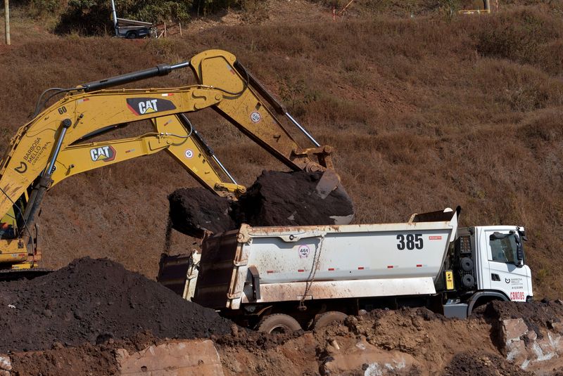 © Reuters. Veículos não tripulados removem rejeitos de mineração de minério de ferro para ajudar a fechar as barragens Vale SA B3 e B4 devido ao risco iminente de colapso na mina Mar Azul, em Nova Lima, Minas Gerais
23/07/2021
REUTERS/Washington Alves