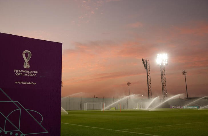 &copy; Reuters. Nov 12, 2022 
Foto de archivo del logo del Mundial de Qatar en un campo de entrenamiento en Doha 
REUTERS/John Sibley