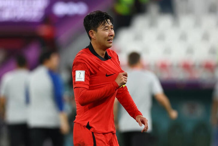 &copy; Reuters. Dic 2, 2022  
Foto del viernes del extremo surcoreano Son Heung-min celebrando la clasificación a octavos de final del Mundial 
REUTERS/Matthew Childs