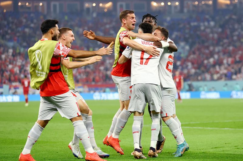 &copy; Reuters. لاعبون من منتخب سويسرا يحتفلون بتسجيل الهدف الثالث في شباك صربيا بكأس العالم لكرة القدم في قطر يوم الجمعة. تصوير: هانا مكاي - رويترز. 