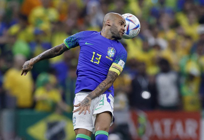 &copy; Reuters. Daniel Alves em partida do Brasil contra Camarões
02/12/2022
REUTERS/Amanda Perobelli