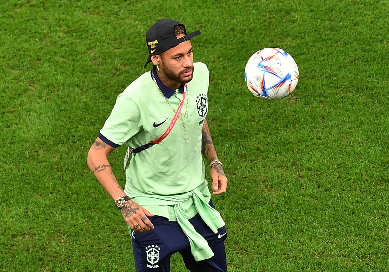 &copy; Reuters. Neymar brinca com bola antes de jogo Brasil x Camarões
02/12/2022
REUTERS/Jennifer Lorenzini