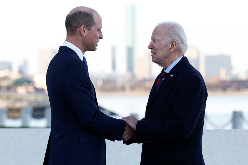 &copy; Reuters. El presidente de Estados Unidos, Joe Biden, se reúne con el príncipe de Gales, Guillermo, en Boston, Massachusetts, Estados Unidos, el 2 de diciembre,  2022. REUTERS/Evelyn Hockstein