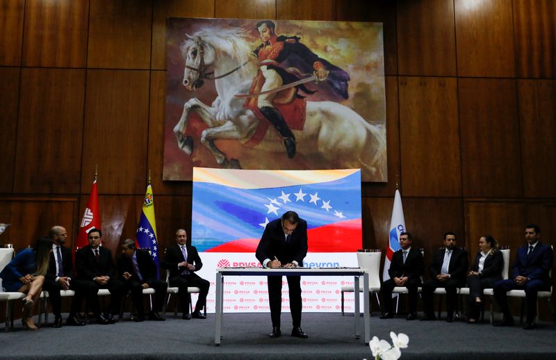 © Reuters. Chevron's President for Venezuela Javier La Rosa signs a deal aimed at reviving crude output and expanding operations in the country, during a news conference on the deal, in Caracas, Venezuela, December 2, 2022. REUTERS/Leonardo Fernandez Viloria