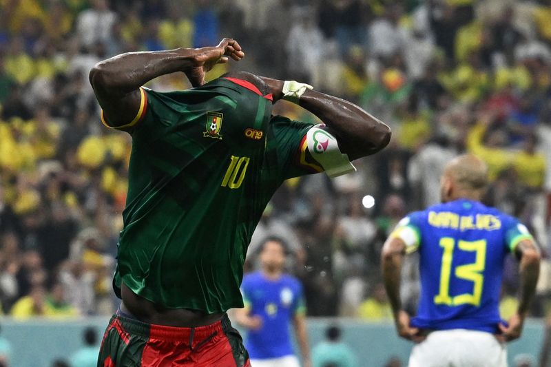 &copy; Reuters. Aboubakar comemora gol da vitória de Camarões contra o Brasil
02/12/2022
REUTERS/Dylan Martinez