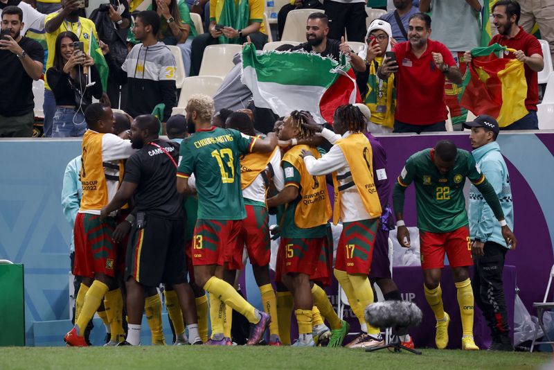 &copy; Reuters. 　サッカーのワールドカップ（Ｗ杯）カタール大会は２日、各地で１次リーグ最終戦を行い、Ｇ組ではカメルーンが優勝５回のブラジルを１─０で下した。