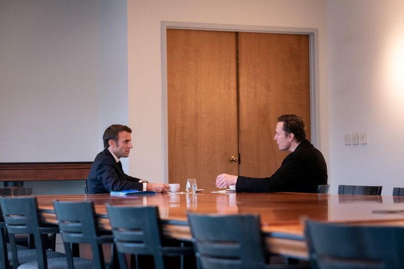 © Reuters. France's President Emmanuel Macron and Elon Musk meet in New Orleans, Louisiana, U.S. in this undated picture obtained from social media and released on December 2, 2022. Twitter @emmanuelmacron/via REUTERS  