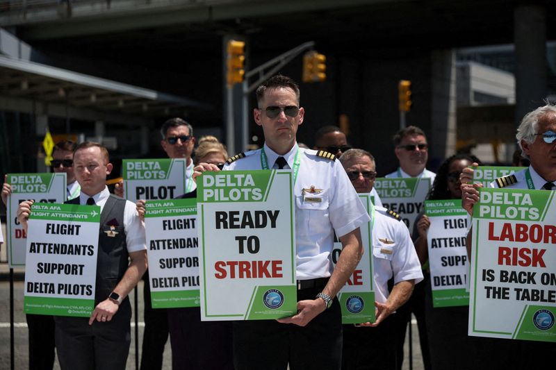 Delta offers pilots hefty pay raises as unions flex bargaining power