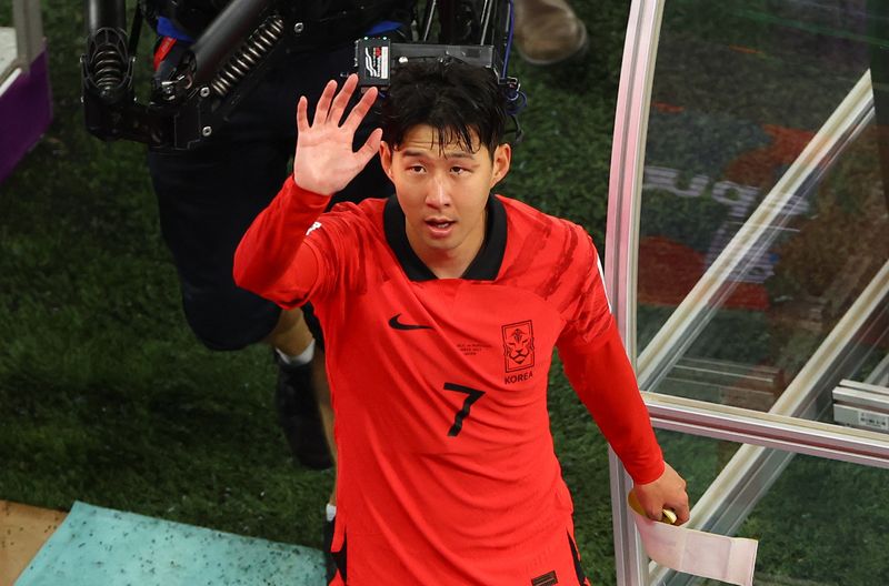 &copy; Reuters. Dic 2, 2022  
Foto del viernes del futbolista surcoreano Son Heung-min saludando tras la clasificación de su equipo a los octavos de final del Mundial 
 REUTERS/Molly Darlington