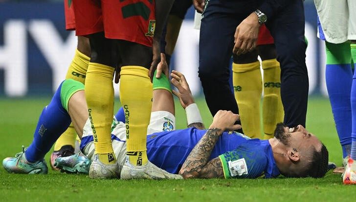 &copy; Reuters. Dic 2, 2022 
Foto del viernes del futbolista de Brasil Alex Telles siendo atendido por los médicos tras lesionarse ante Camerún 
REUTERS/Dylan Martinez