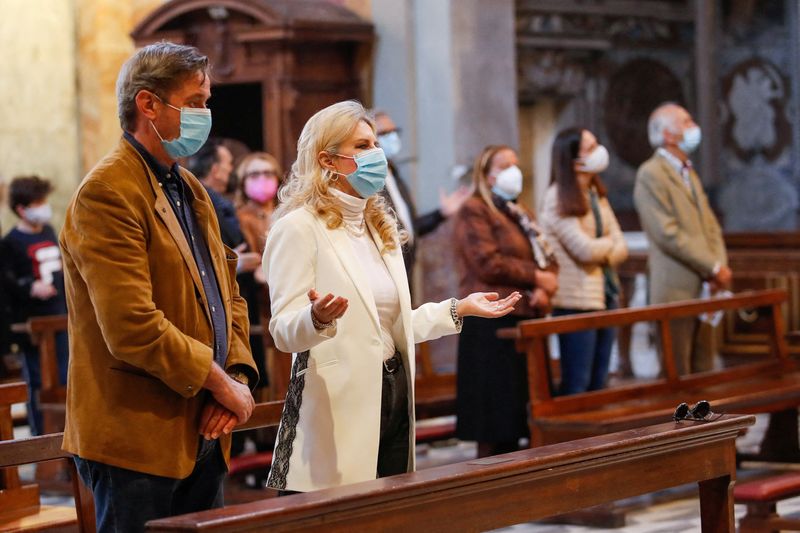 &copy; Reuters. FILE PHOTO: A limited number of faithful attend an Easter Mass in the San Lorenzo in Lucina church, amid the coronavirus disease (COVID-19) lockdown, in Rome, Italy, April 4, 2021. REUTERS/Remo Casilli/File Photo