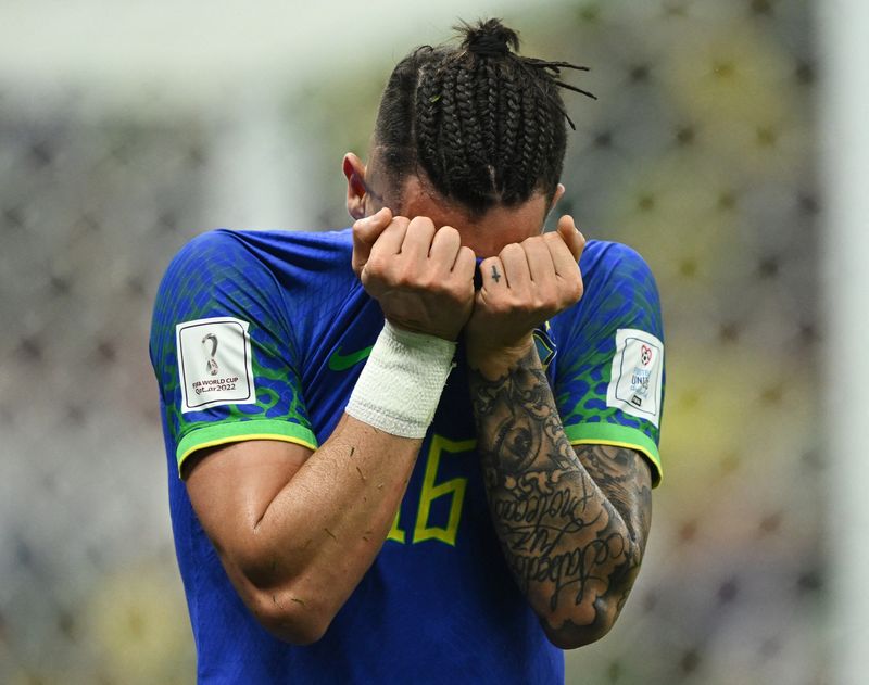 &copy; Reuters. Alex Telles após se lesionar durante partida entre Brasil e Camarões na Copa do Mundo do Catar
02/12/2022 REUTERS/Dylan Martinez