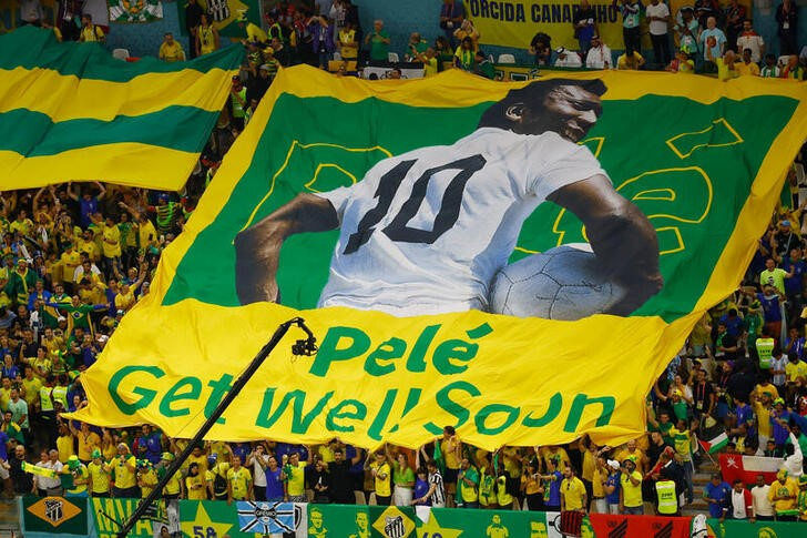 &copy; Reuters. Dic 2, 2022 
Foto del viernes de hinchas de Brasil desplegando una bandera en honor a Pelé antes del partido con Camerún 
REUTERS/Peter Cziborra