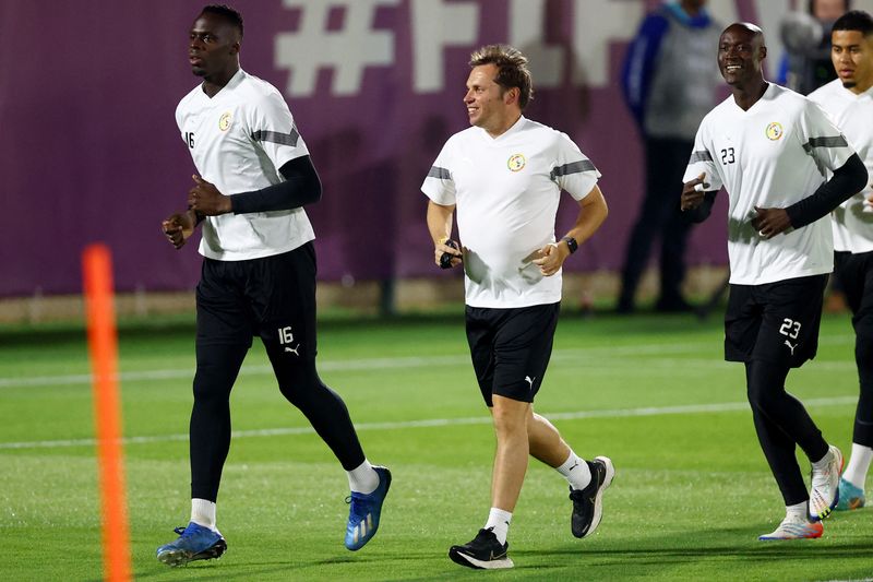 &copy; Reuters. Dic 3, 2022 
Foto del domingo de Edouard Mendy y Alfred Gomis en el entrenamiento de la selección de Senegal 
REUTERS/Hannah Mckay