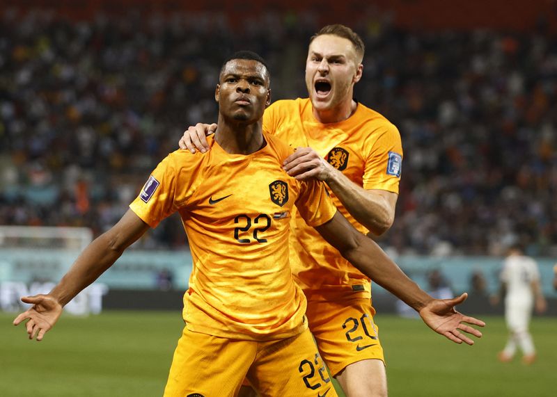 &copy; Reuters. Denzel Dumfries comemora gol marcado pela Holanda contra os Estados Unidos pelas oitavas de final da Copa do Mundo do Catar
03/12/2022 REUTERS/John Sibley