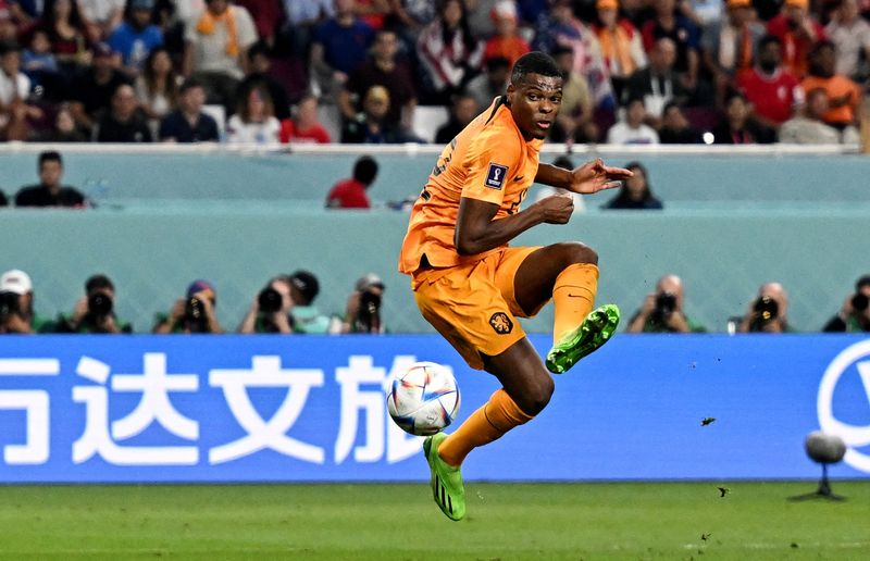 &copy; Reuters. Meia-atacante da seleção da Holanda Denzel Dumfries durante partida contra os Estados Unidos pelas oitavas de final da Copa do Mundo do Catar
03/12/2022 REUTERS/Dylan Martinez