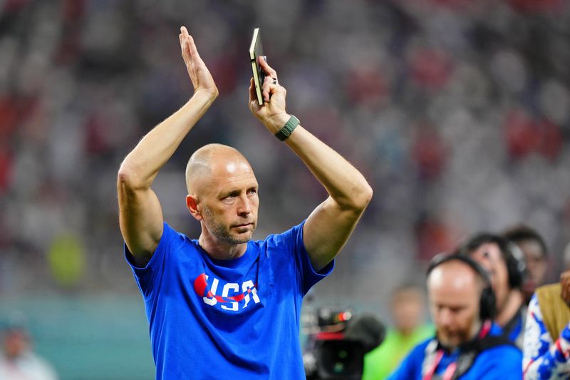 &copy; Reuters. Técnico da seleção dos Estados Unidos, Gregg Berhalter, aplaude torcedores após eliminação para a Holanda na Copa do Mundo do Catar
03/12/2022 Danielle Parhizkaran-USA TODAY Sports