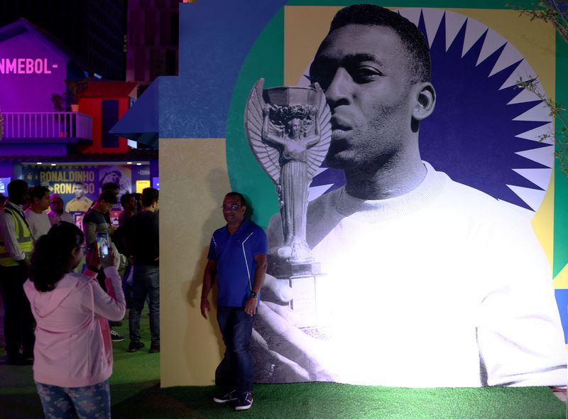 &copy; Reuters. Torcedor em frente a foto de Pelé em exposição da Conmebol na Copa do Mundo do Catar
03/12/2022 REUTERS/Marko Djurica