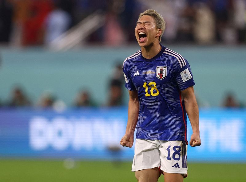 &copy; Reuters. Takuma Asano comemora classificação da seleção do Japão para as oitavas de final da Copa do Mundo do Catar
01/12/2022 REUTERS/Paul Childs 