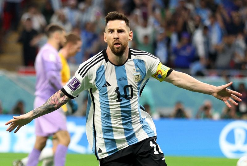 &copy; Reuters. ليونيل ميسي يحتفل بإحراز هدف التقدم لمنتخب الأرجنتين أمام منتخب أستراليا
 في دور الستة عشر لكأس العالم لكرة القدم بقطر يوم السبت. تصوير : كار