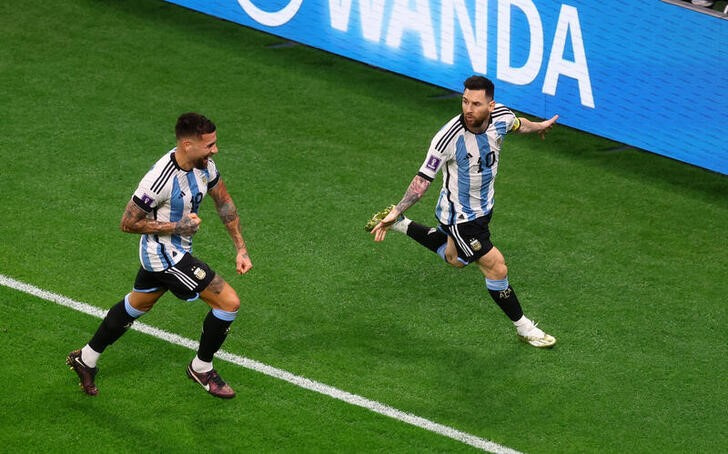 &copy; Reuters. Dic 3, 2022 
Foto del sábado del capitán de Argentina Lionel Messi celebrando con Nicolas Otamendi tras marcar ante Australia 
REUTERS/Paul Childs