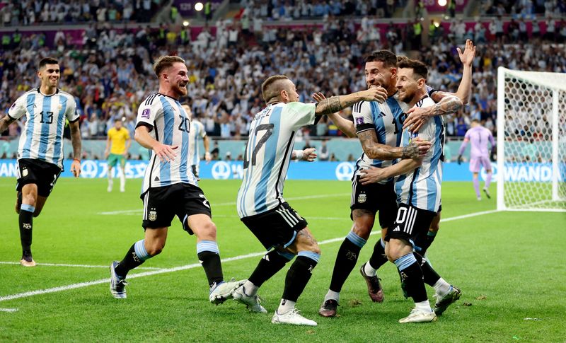 &copy; Reuters. Messi comemora com companheiros da seleção da Argentina gol marcada contra a Austrália pelas oitavas de final da Copa do Mundo do Catar
03/12/2022 REUTERS/Carl Recine