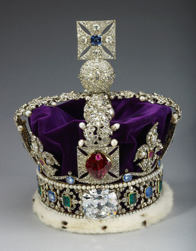 &copy; Reuters. تاج القديس إدوارد التاريخي الذي سيرتديه الملك تشارلز الثالث في مراسم تتويجه في قصر بكنجهام بلندن. في صورة غير مؤرخة حصلت عليها رويترز من قصر