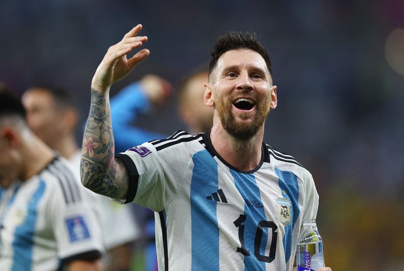 &copy; Reuters. ليونيل ميسي يحتفل بإحراز هدف التقدم لمنتخب الأرجنتين أمام منتخب أستراليا في دور الستة عشر لكأس العالم لكرة القدم بقطر يوم السبت. تصوير : كار