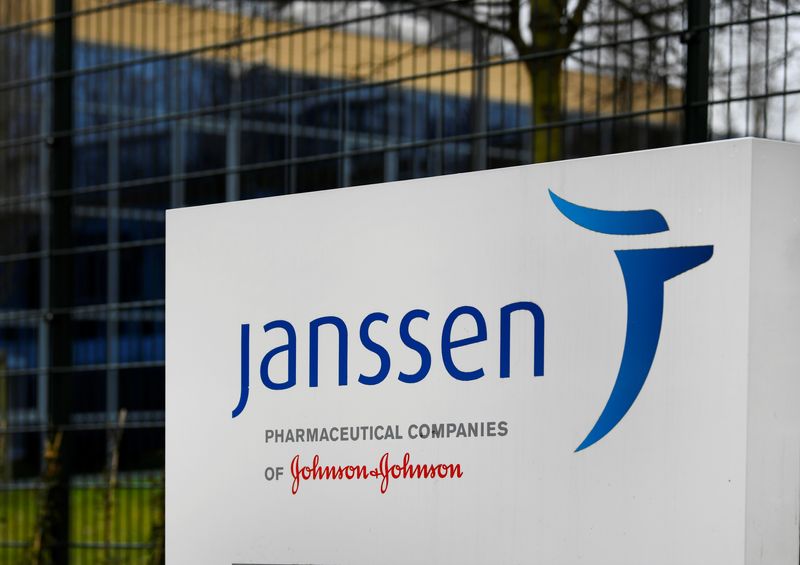&copy; Reuters. FOTO DE ARCHIVO: El exterior de la filial de Johnson and Johnson, Janssen Vaccines, en Leiden, Países Bajos. 9 de marzo, 2021. REUTERS/Piroschka van de Wouw/Archivo