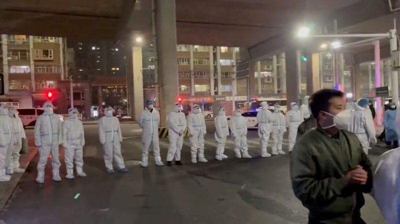 &copy; Reuters. FILE PHOTO: Protests against coronavirus disease (COVID-19) outbreak measures in Urumqi city, Xinjiang, Uygur, China in this screen grab obtained from a video released November 25, 2022. Video obtained by Reuters/via REUTERS