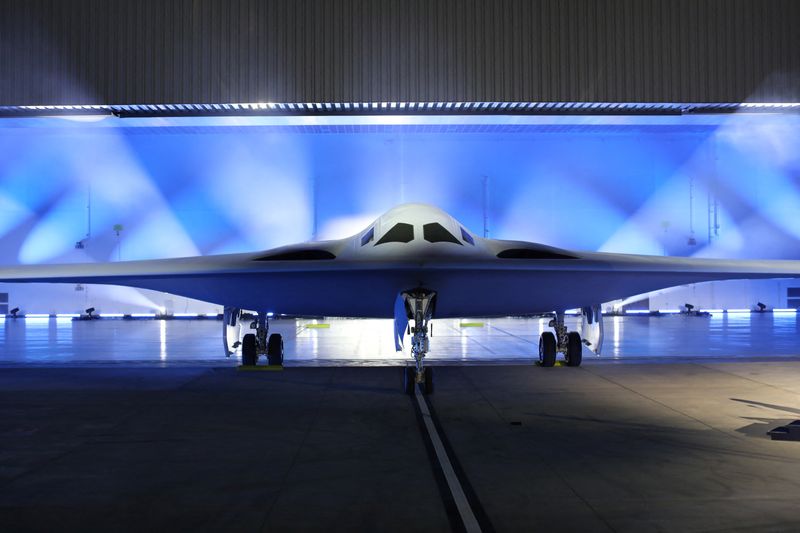米軍戦略爆撃機Ｂ─２１レイダー公開、核搭載可能な「第6世代」