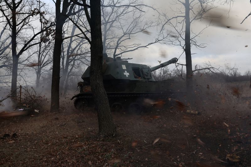 &copy; Reuters. Des militaires de la 24e brigade mécanisée de l'armée ukrainienne, du nom du roi Danylo, près de Bakhmut en Ukraine. /Photo prise le 3 décembre 2022/REUTERS/Leah Millis