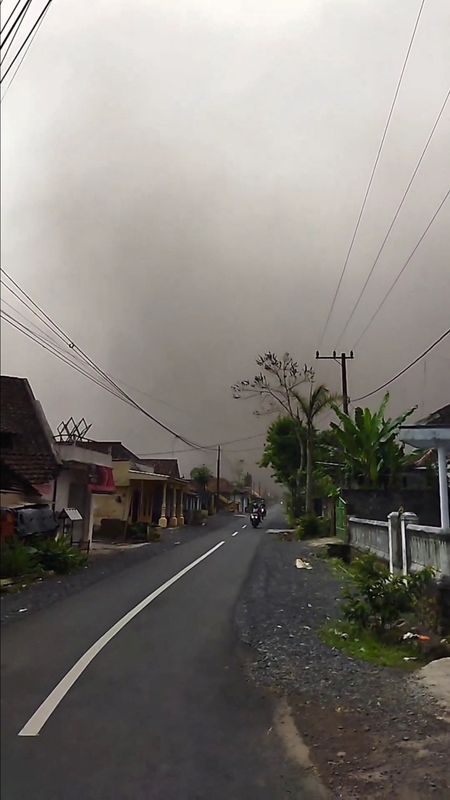 © Reuters. سحب من الرماد البركاني تملأ السماء بعد ثوران بركان سيميرو في جاكرتا بإندونيسيا يوم الأحد. صورة لرويترز من مقطع مصور على مواقع التواصل الاجتماعي. (يحظر إعادة بيع أو الاحتفاظ بالصورة في الأرشيف).