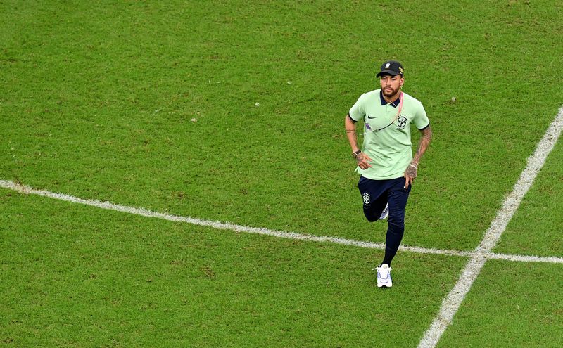 &copy; Reuters. Dic 2, 2022  
Foto del viernes del brasileño Neymar en el campo de juego tras la derrota ante Camerún 
REUTERS/Jennifer Lorenzini