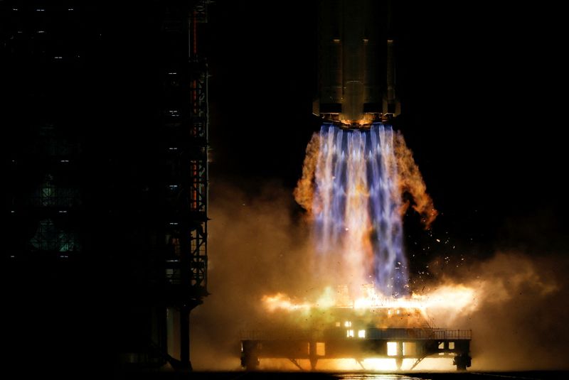 &copy; Reuters. FOTO DE ARCHIVO: Lanzamiento de un cohete en el Centro de Lanzamiento de Satélites de Jiuquan, cerca de Jiuquan, provincia de Gansu, China. 16 de octubre, 2021. REUTERS/Carlos García Rawlins/Archivo
